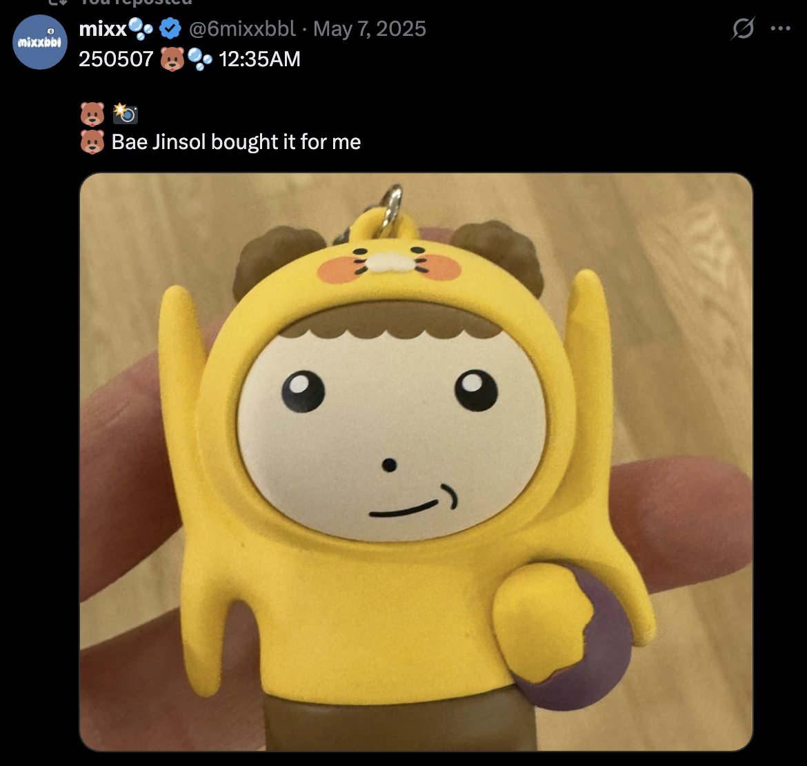 tinytangerines_'s tweet image. bae closes her eyes and clicks buy the moment she sees any keyring that remotely reminds her of haewon