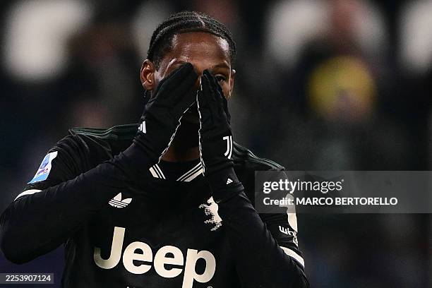 من منح ديفيد ركلة جزاء بصراحة هو من يتحمل خسارة نقاط اليوم ، النتيجة 1-1 و ليست 4-1 لتمنحها للاعب يعاني من ضغوط و انخفاض مستوى !!

خسارة نقاط اليوم في رأيي ستكون مؤثرة جدا على مشوار التأهل للأبطال  !!