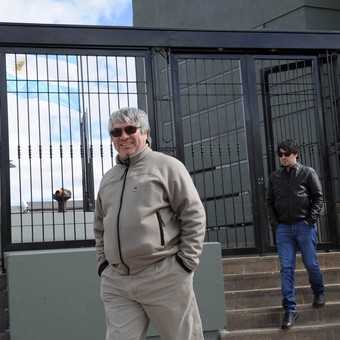 Ojo con los mausoleos que suele haber cosas raras allí... tenían un dateli.