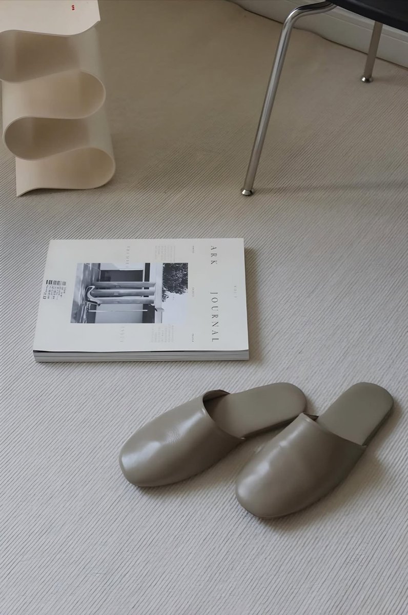 simmonsstore's tweet photo. Couple goals, down to the soles 😍 Durable leather, soft indoor warmth — the perfect pair for you + your favorite person. Grab your matching slippers today!” 👉🏼 https://t.co/vvr5LyudHo #fyp https://t.co/a3kXtOXTcn