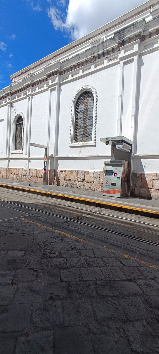 amemedina's tweet photo. @Tranvia_Cuenca Sería buena idea que consideren colocar una sección con techo en las paradas en las que el sol pega directo. 
Los usuarios tenemos que esperar al frente, no hay un paso peatonal ni parada previa.
@czamoramatute https://t.co/UwsJ0bBmDJ