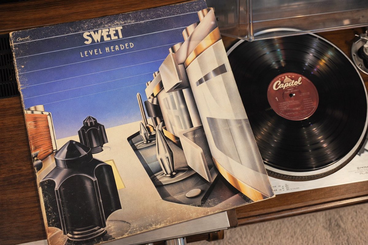 realSamGoodie's tweet image. ⏳ #OnThisDay
🎧 Sweet – Level Headed 💿
📅 January 3, 1978 (48 years)

Released on Polydor — one of the last albums with the classic lineup before lineup changes hit.

#Sweet @SPSweetBand #LevelHeaded #Music #MusicCollection #Vinyl #VinylCollection 🎶