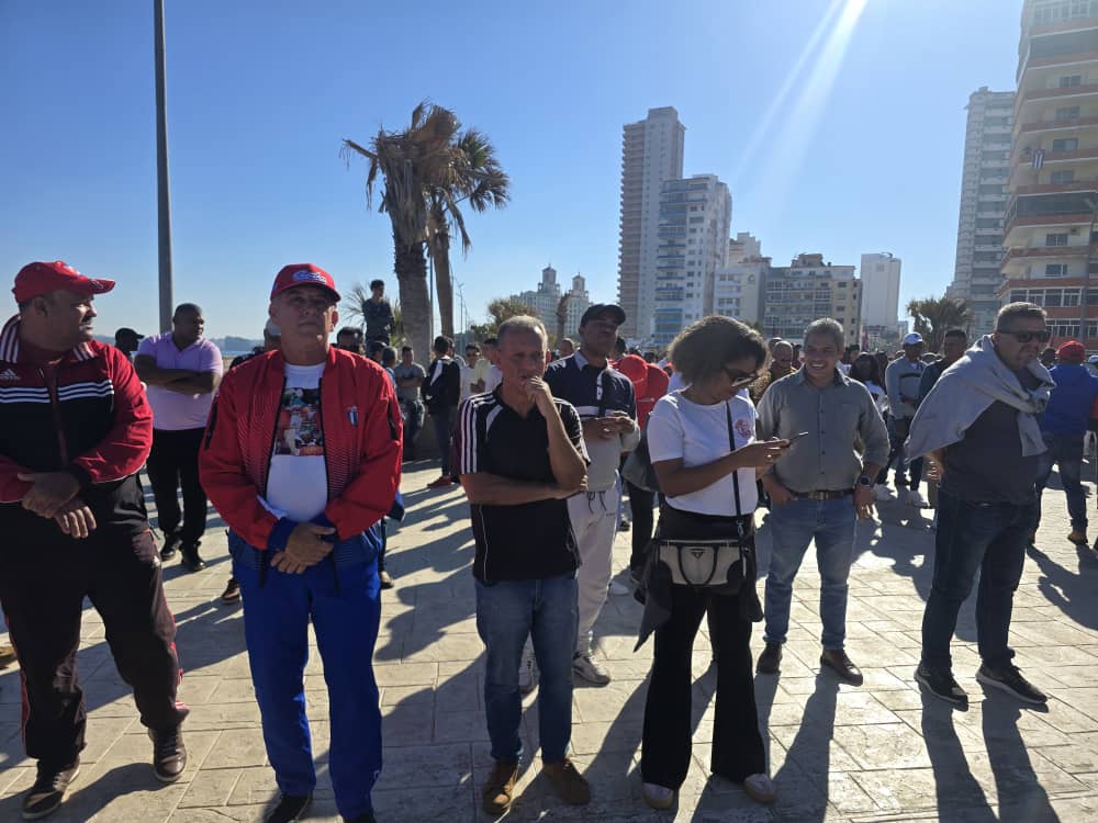 El pueblo cubano presente en la Tribuna Antiimperialista en apoyo al Gobierno y pueblo de # Venezuela.
#CubaConVenezuela
#AgroalimPorCuba 🇨🇺