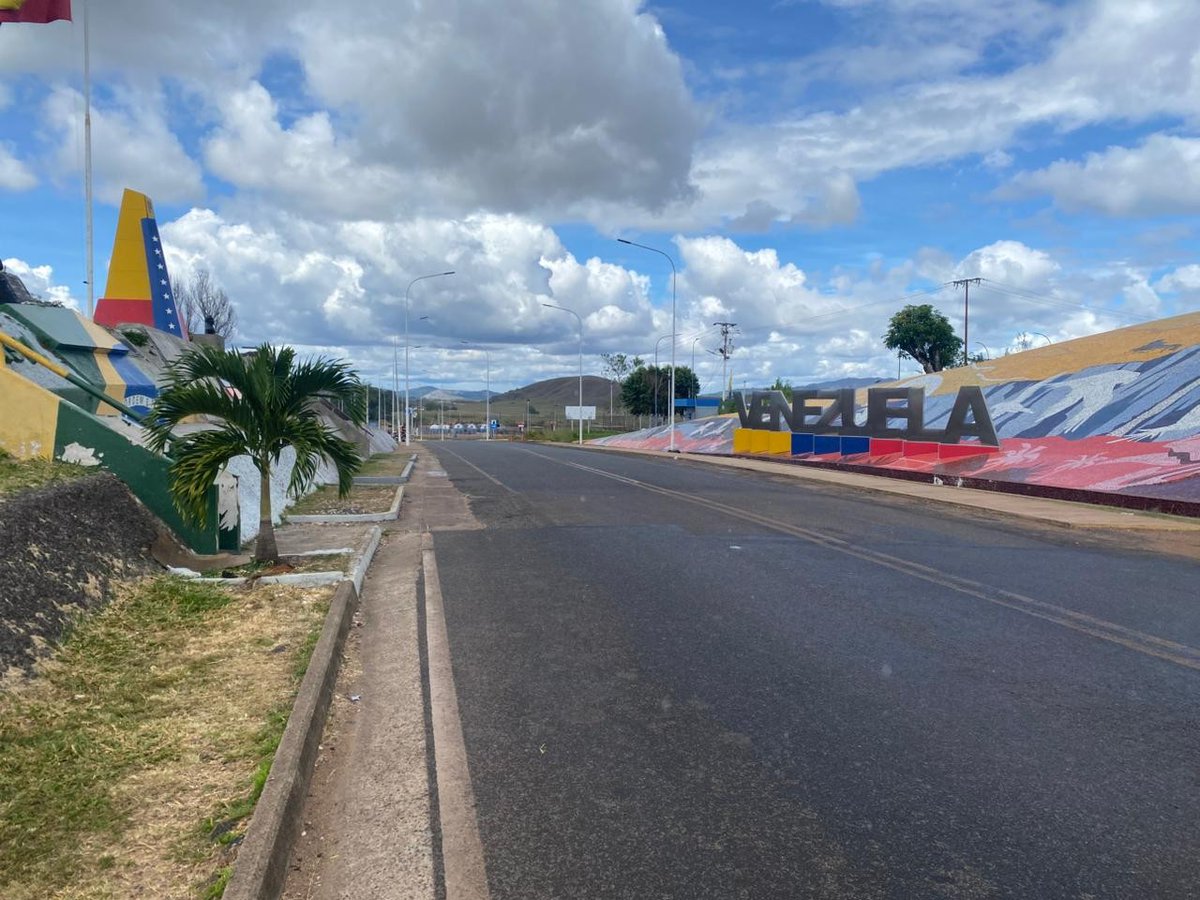 g1's tweet image. Fronteira da Venezuela com o Brasil é reaberta glo.bo/s2hznr8