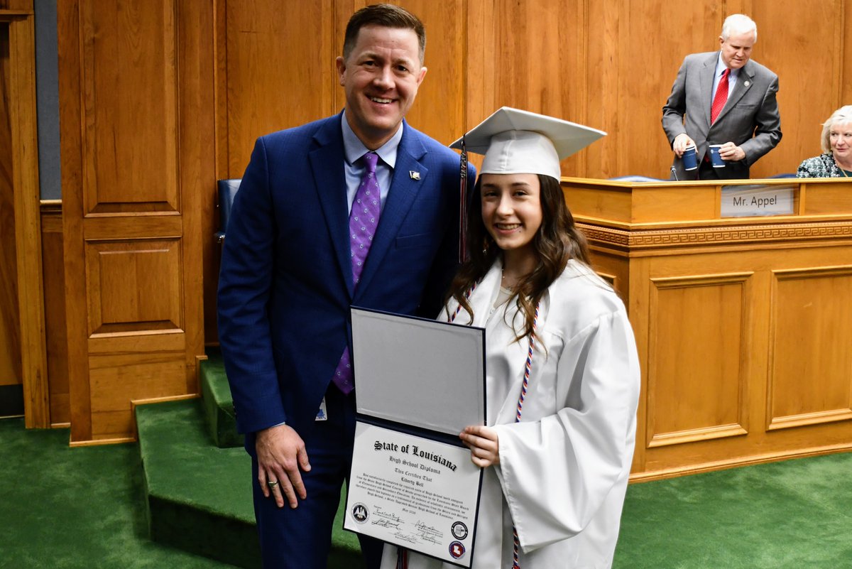 doelouisiana's tweet image. Louisiana will honor the Class of 2026 with a special #America250 diploma seal. 

@BESE_LA student rep Beija Lopes-Morgan joined @cadebrumley to preview the seal &amp;amp; new honor cord recognizing excellence in civics education.

Learn more: ow.ly/Ar9I50XRj6w
#laed #lalege #lagov