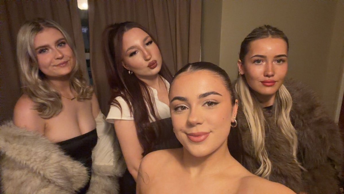 Meg_rose_x's tweet image. New Year’s Eve with the girlies 🖤