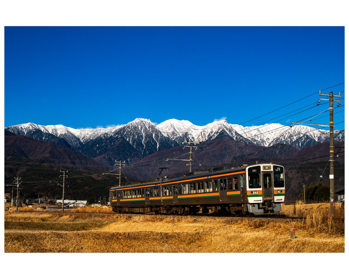 南アルプスを背に走る213系。 山に架線を引っ掛けている致命的な間違い