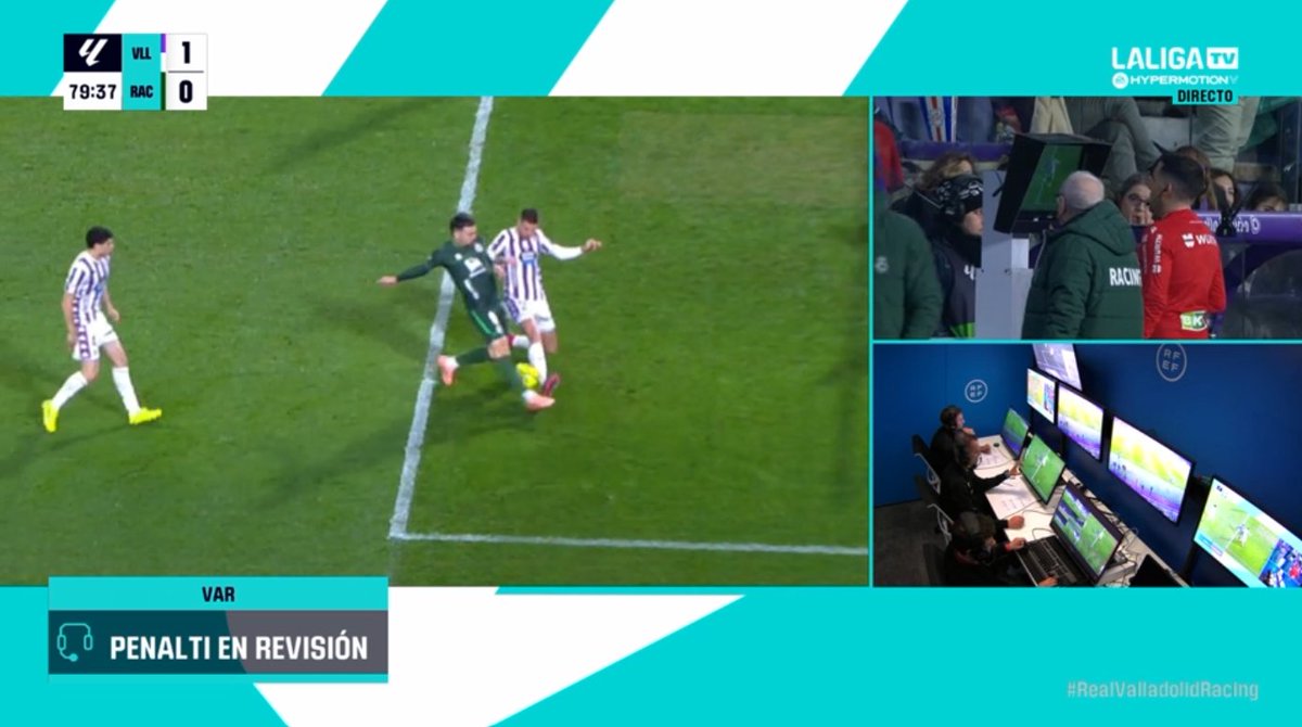 ArchivoVAR's tweet image. 🖥️💥 Ridículo estrepitoso del VAR en el Real Valladolid - Racing de Santander.

👉🏻 Arana remata, Tomeo detiene el balón y, tras ello, se produce un contacto.

❌ 𝗡𝗢 𝗘𝗦 𝗣𝗘𝗡𝗔𝗟𝗧𝗜.

▪️ Milla Alvéndiz y Sánchez Villalobos decidieron dar la nota en el estadio de Zorrilla.
