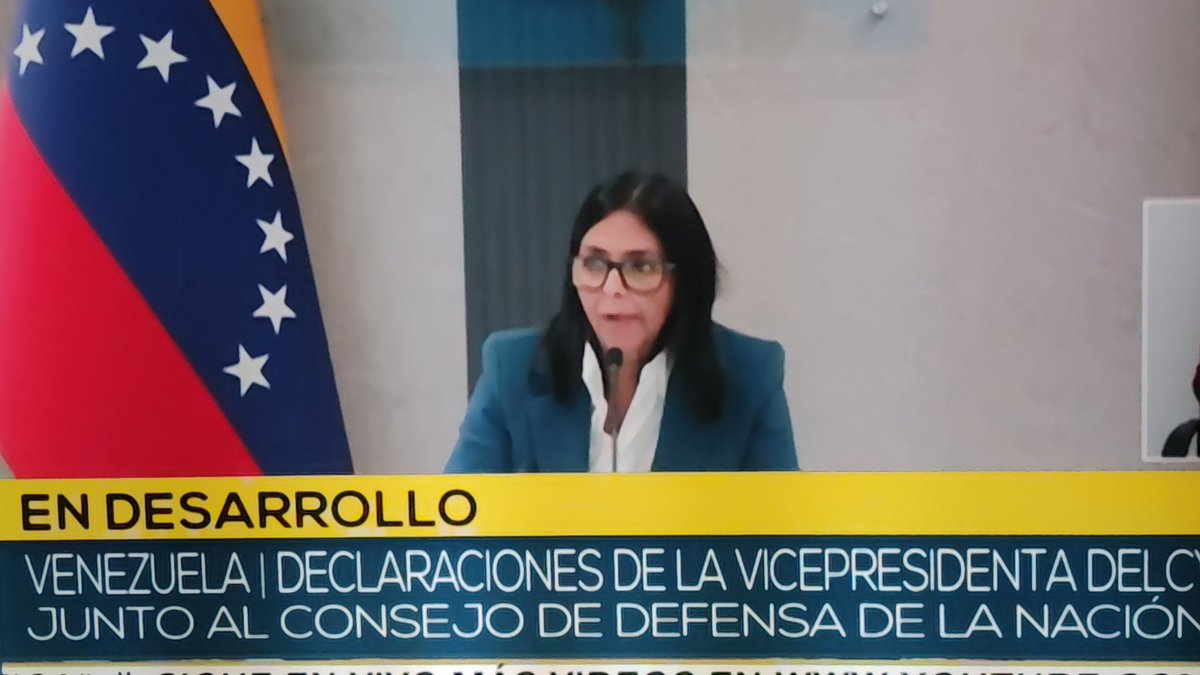 Umb80's tweet photo. @silupescu A dire il vero è in diretta su telesur e sta dichiarando guerra agli Stati Uniti. Ha riunito il Consiglio di Difesa della Nazione. Mi sembra tutto fuorché un tradimento. https://t.co/tmA5NbSDQc