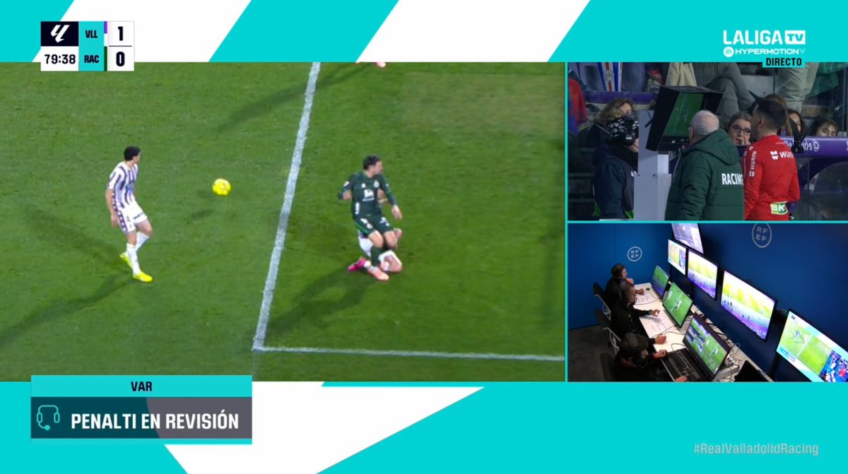 ArchivoVAR's tweet image. 🖥️💥 Ridículo estrepitoso del VAR en el Real Valladolid - Racing de Santander.

👉🏻 Arana remata, Tomeo detiene el balón y, tras ello, se produce un contacto.

❌ 𝗡𝗢 𝗘𝗦 𝗣𝗘𝗡𝗔𝗟𝗧𝗜.

▪️ Milla Alvéndiz y Sánchez Villalobos decidieron dar la nota en el estadio de Zorrilla.