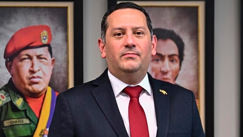 🔴Venezuela Türkiye Büyükelçisi: Türkiye'den kınama bekliyoruz
📝Venezuela'nın Türkiye Büyükelçisi Freddy Eduardo Molina Gutierrez, Devlet Başkanı Maduro'nun kaçırılmasıyla ilgili açıklamalarda bulundu. Büyükelçi açıklamalarında, "ABD ile müzakare etmeyeceğiz, Türkiye’den resmi