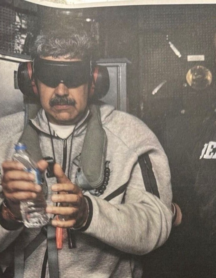 Bordersaurio's tweet image. Parece que Nicolas Maduro está en un concurso de televisión en el cual hay que adivinar que tienen en la mano para ganar.