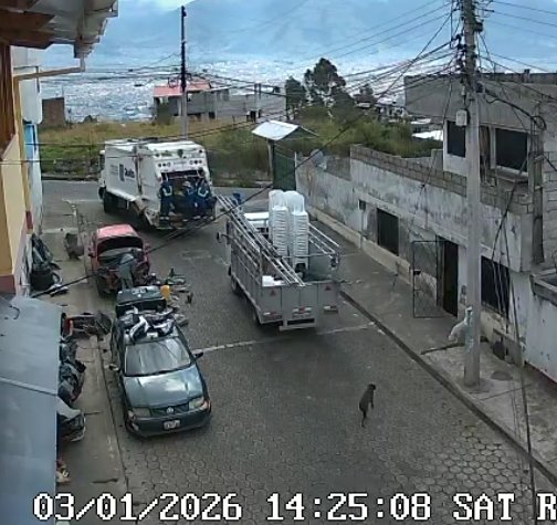 ByronPatric's tweet photo. @EmAseoQuito buenas tardes en el barrio Pueblo Unido alto no se respeta un solo horario fijo de recolección de basura, a veces pasan  las 09h30 (horario habitual), a veces pasan a las 11h00, hoy pasaron a las 14h25. Por favor regularizar este tema. @pabelml https://t.co/fenAHEieQG