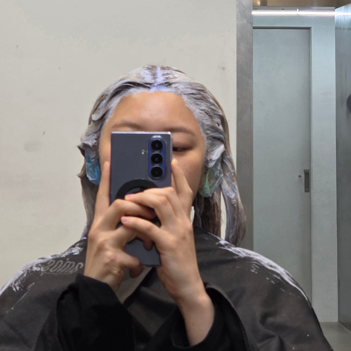 godmitzu's tweet image. JEONGYEON IS DYEING HER HAIR OMG??