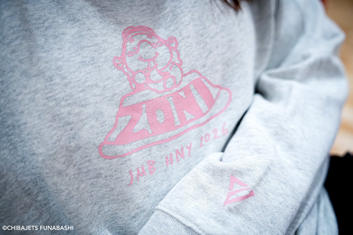 【#広報のイチオシ💡】今日のイチオシ商品は『おゾウに食べて寝正月クルーネックスウェット(¥5,940-)』です🐘💕今回のモデルはアシスタントマネージャーの叡花が務めてくれました🤝🏻❤️‍🔥おゾウに食べて寝正月なこの時期にぴったり💤これを着て家でジャンボくんとぐーたらしませんか🥹#千葉ジェッツ