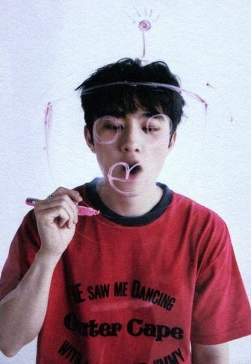 xe__exo's tweet image. 펜 물고 그림그리는거 보고 ㄴㅁ 섹시해서 울음。