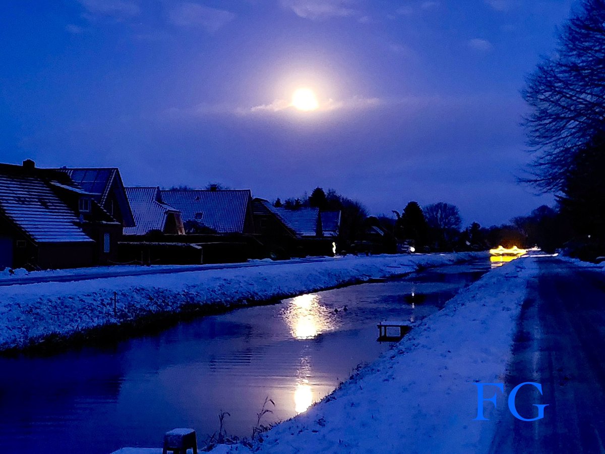 fallguy79's tweet image. Schneereicher Winterabend in Ostfriesland mit dem Mond über der Süderwieke in Spetzerfehn. (03/01/2026)

 #fehn #waterkant #spetzerfehn #großefehn #ostfriesland #eastfrisia #norddeutschland #winter #schnee #winterabend #winternight #verschneit #snowy #mond #mondschein #moonlight