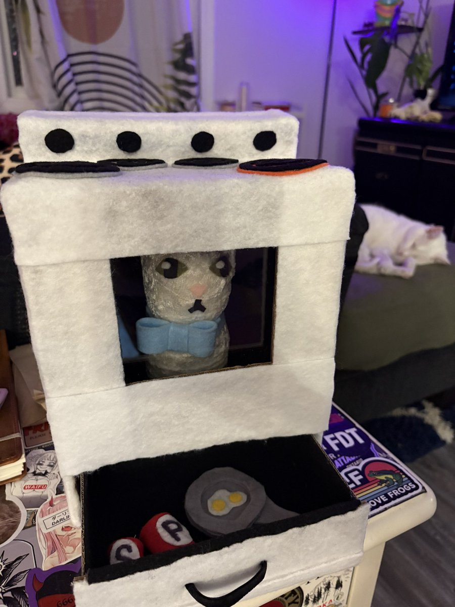 blackspurgoods's tweet image. My cat is obsessed with his reflection in the oven, so I sculpted it out of felt.