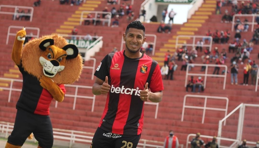 Se ganaba puteadas por lo mal que  jugaba,pero ahí va uno de los referentes de Melgar.
Pasara el tiempo y seguirá siendo una incógnita de que paso con el chaka para que de un momento a otro jugara peor que un debutante.
3 años lo esperamos pero no recupero su nivel.
Éxitos chaka.