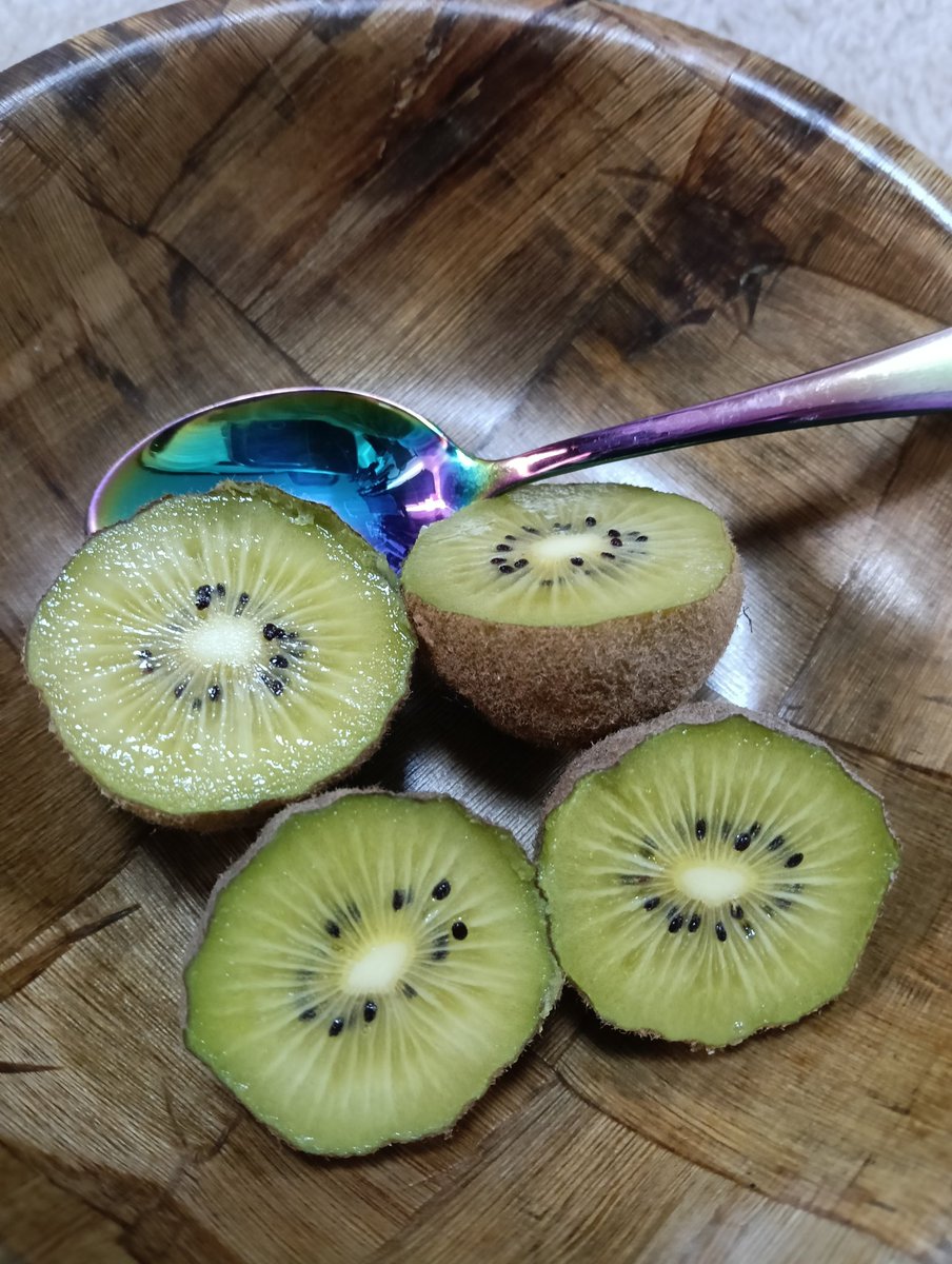 育てたキウイ🥝 甘くておいしい✨ 前にがんばったこと⇒少し後に なって幸せをもらえることに嬉しさを感じます☺️🌸 今日は SBI新生銀行☓SBI証券で新年のお年玉2026円💰の設定と  マネーフォワード☓Canvasで効率化をできるようになりたい🙌🏻 コツコツがんばりたいな ...