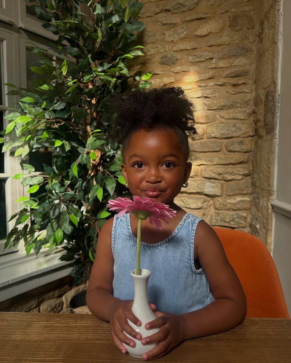 BadestMelanin's tweet image. Cutest 🌸🌺