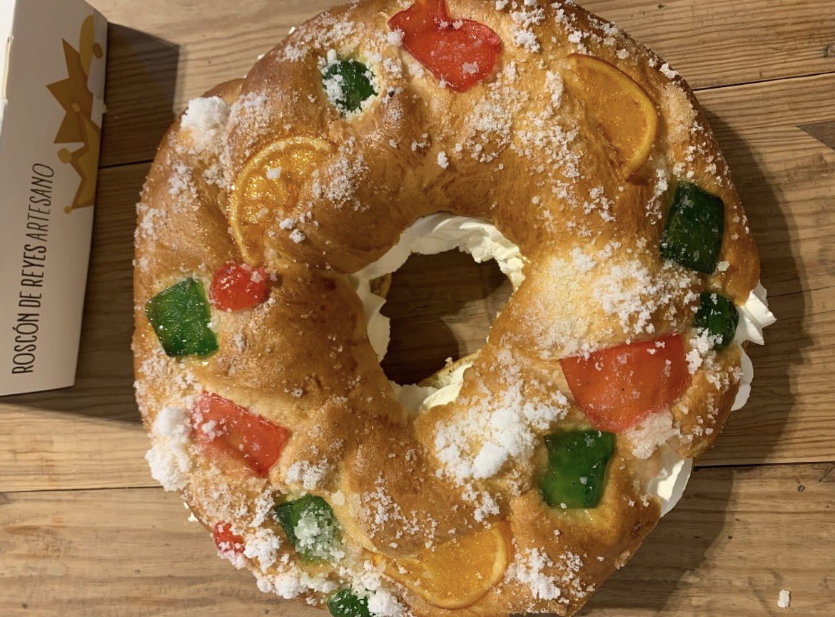 👑ROSCONES DE REYES👑
¡Entre roscones, palillos y panderos! 🎶

Nuestros roscones son lo más de lo más. Disfruta del roscón de reyes 100% artesano de El Colmenero de Alhaurín.

➕ Varios tamaños: mini, mediano y grande
➕ Sin relleno y con relleno (nata, turrón o trufa)