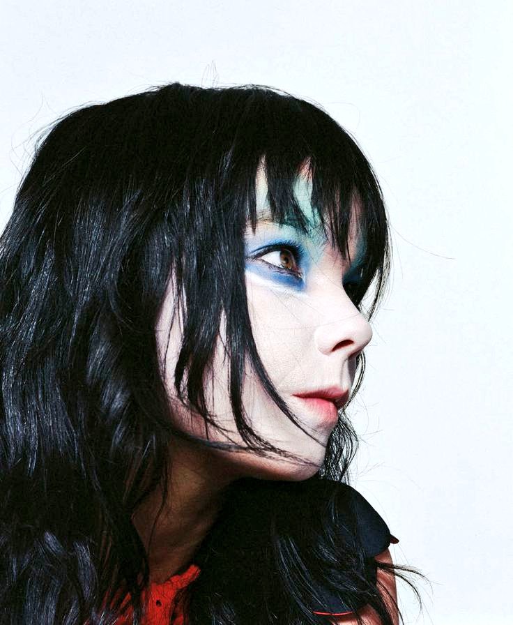 bjorkarchivee's tweet image. Björk by David Sims (2000).