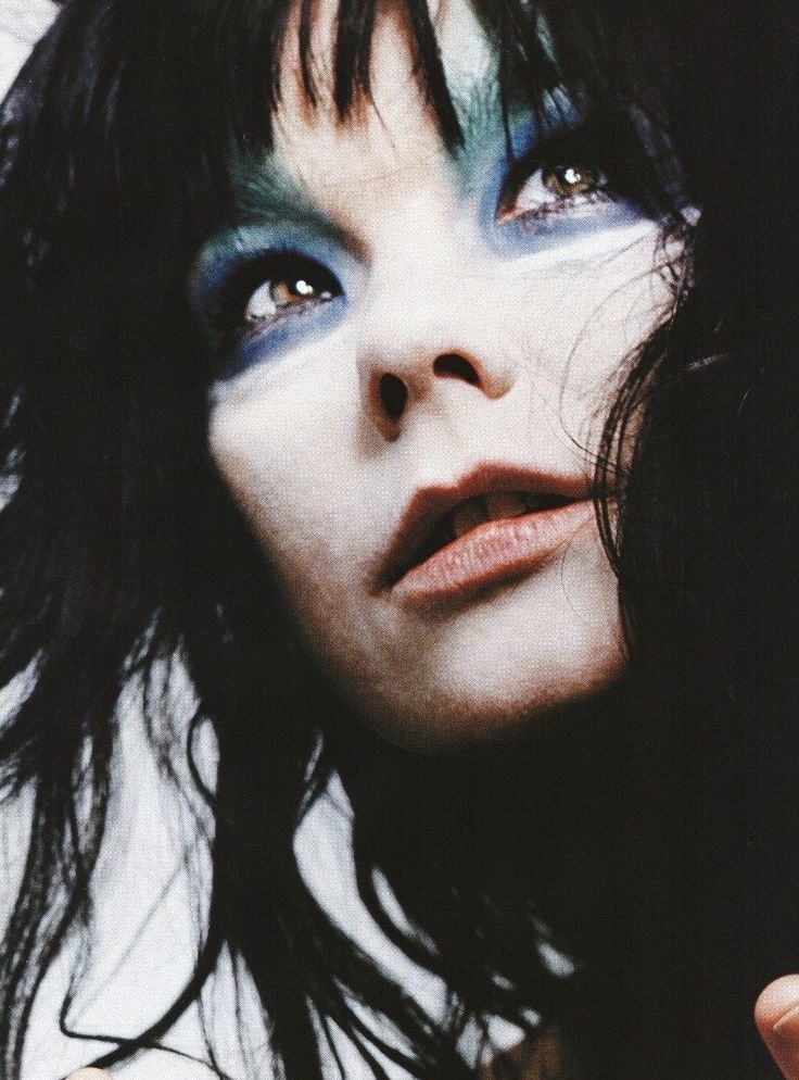 bjorkarchivee's tweet image. Björk by David Sims (2000).