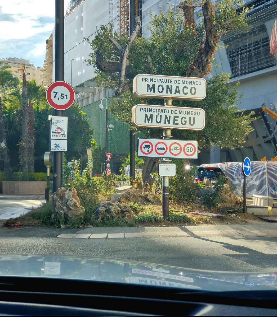 Uzun süredir yurtdışı seyahatlerinde e-sim kullanıyorum. Yine böyle bir seyahatteyiz. Arabayla Güney fransa Cote d'Azur rotası yaptık. Monaco da yolumuzun üstünde kalıyo. Ben de her zamanki gibi avrupa esim'i almışım Avrupadaki tüm ülkelerde geçiyo. Gideceğimiz şehire geliyoruz,