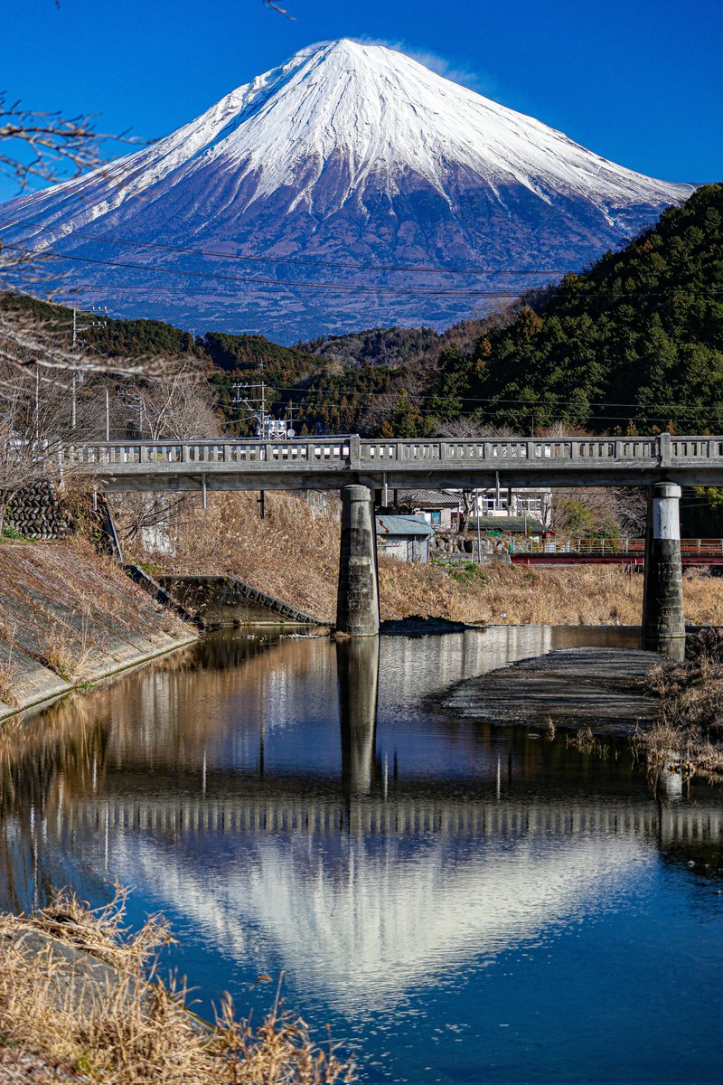 Mt.Fuji 晴天の下の富士山 川面に滲む逆さ富士が美しいですね