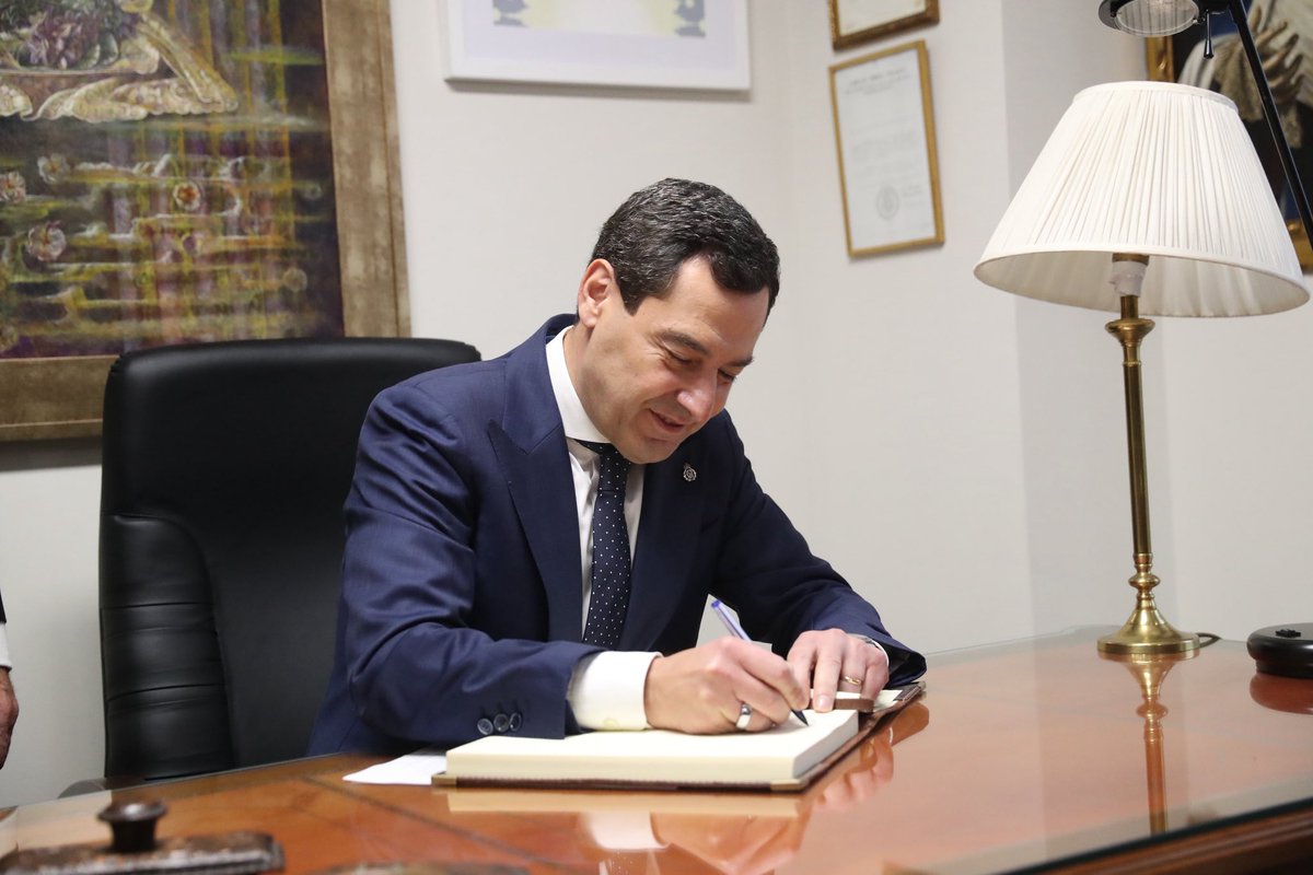 Triana 3 de Enero de 2025 

@juanmamorenobonilla firmando el libro de honor de la @hdadestrella 

Foto: <a href="/alejruesga07/">Alejandro Ruesga</a>