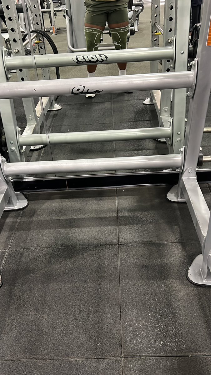 BallsIron56224's tweet image. Tony has old man knees 

#kneesleeves