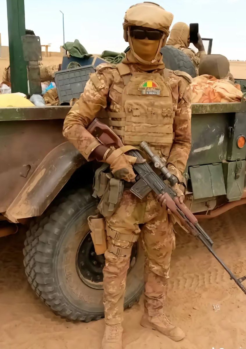 Picture showing a Malian 🇲🇱 soldier with a romanian made 7,62 x 54 mm PSL designated marksman rifle.