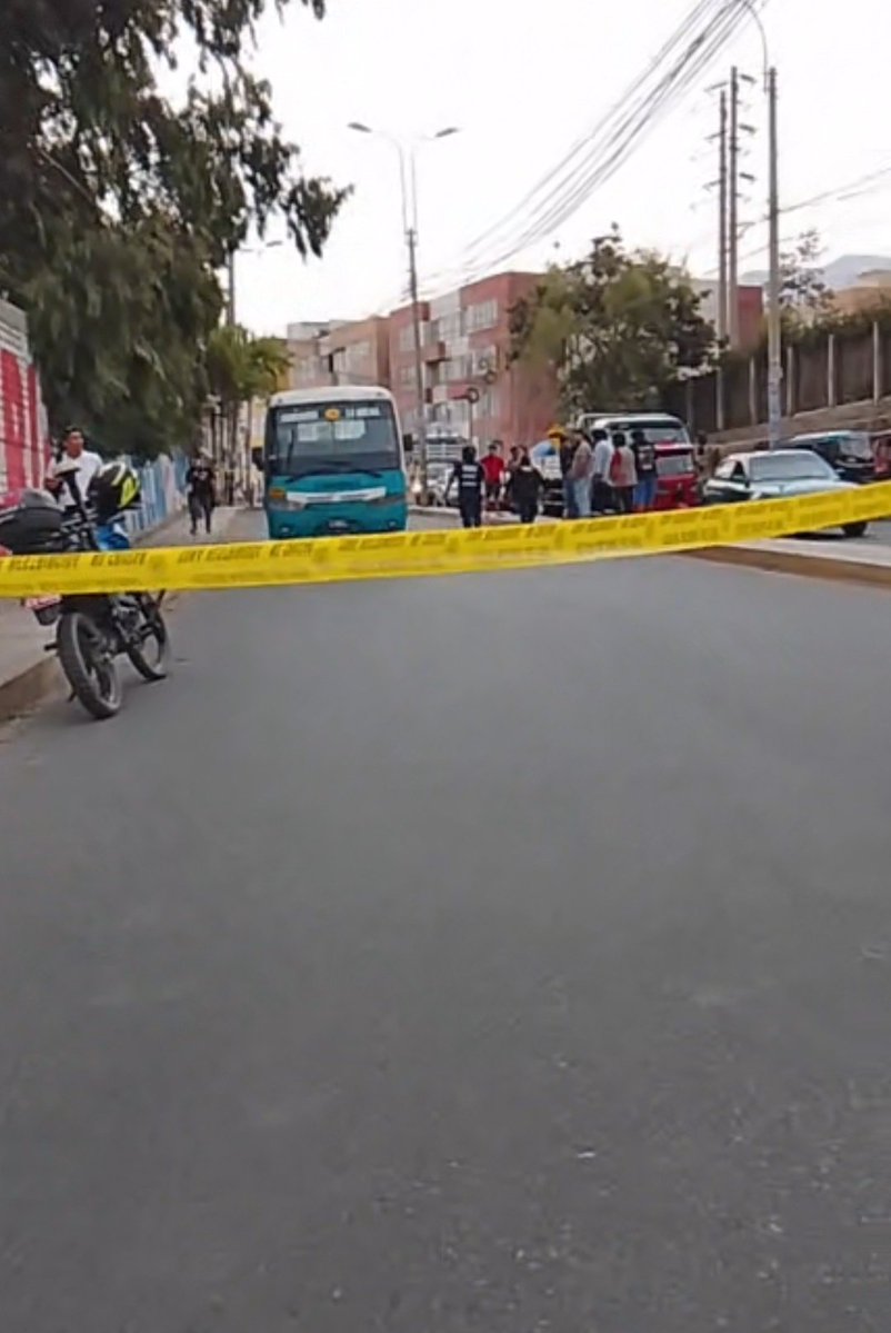 RogerAderly's tweet image. #LOÚLTIMO Un chófer de la empresa Nazareno acaba de ser asesinado de cinco disparos en Ñaña, Lurigancho-Chosica.
