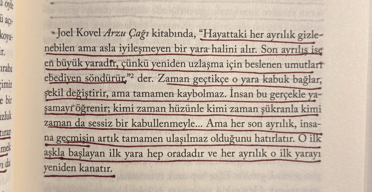 iyileşmek, eski haline dönmek demek değildir; bunu sıklıkla karıştırırız. iyileşmek deyince eski hâlimize dönmeyi umarız ama yaranın bıraktığı iz, artık hikayenin başka bir şekle evrileceğinin habercisidir. insana düşen; aldığı bu yeni şekli de bağrına basıp yola devam etmektir.