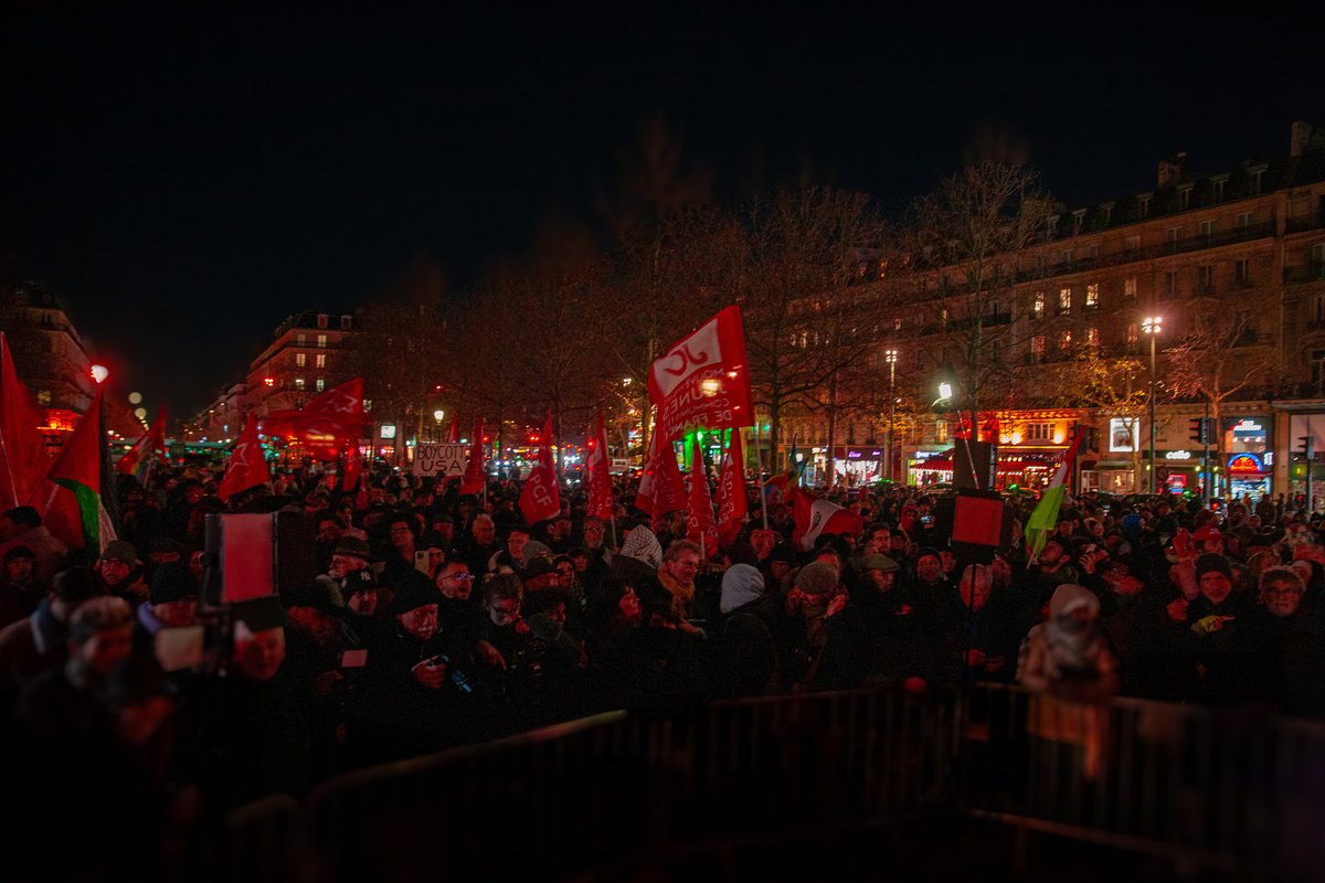 ericcoquerel's tweet image. Les milliers de manifestants massés ce soir à République et ailleurs dans le pays pour dire non à l’agression de Trump ont sauvé l’honneur de la France. 

La France indépendante, respectueuse du droit international et de la souveraineté des peuples était là ce samedi et non à