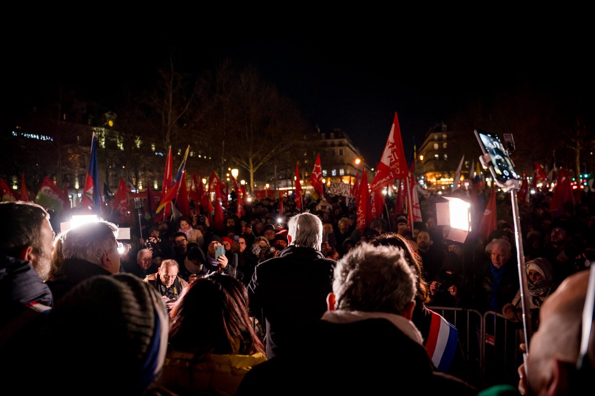 ericcoquerel's tweet image. Les milliers de manifestants massés ce soir à République et ailleurs dans le pays pour dire non à l’agression de Trump ont sauvé l’honneur de la France. 

La France indépendante, respectueuse du droit international et de la souveraineté des peuples était là ce samedi et non à