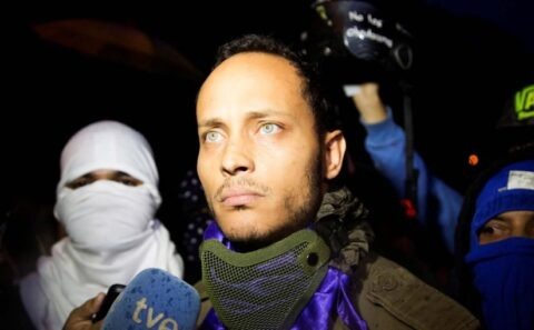 Oscar Pérez fue un inspector e investigador del Cuerpo de Investigaciones Científicas, Penales y Criminalísticas (CICPC) de Venezuela, piloto de helicópteros, buzo de combate, paracaidista y experto en operaciones tácticas.

En junio de 2017, durante las protestas