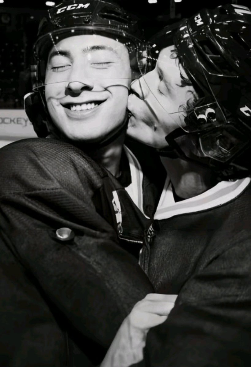 Я кстати обожаю хоккей ✊❤️‍🩹