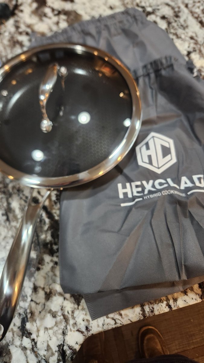 Just got my last Christmas gift. Thanks to my wonderful wife.  Think she wants me to cook her something 🤔 😋 <a href="/USCengineer04/">USC Engineer</a> #HexClad