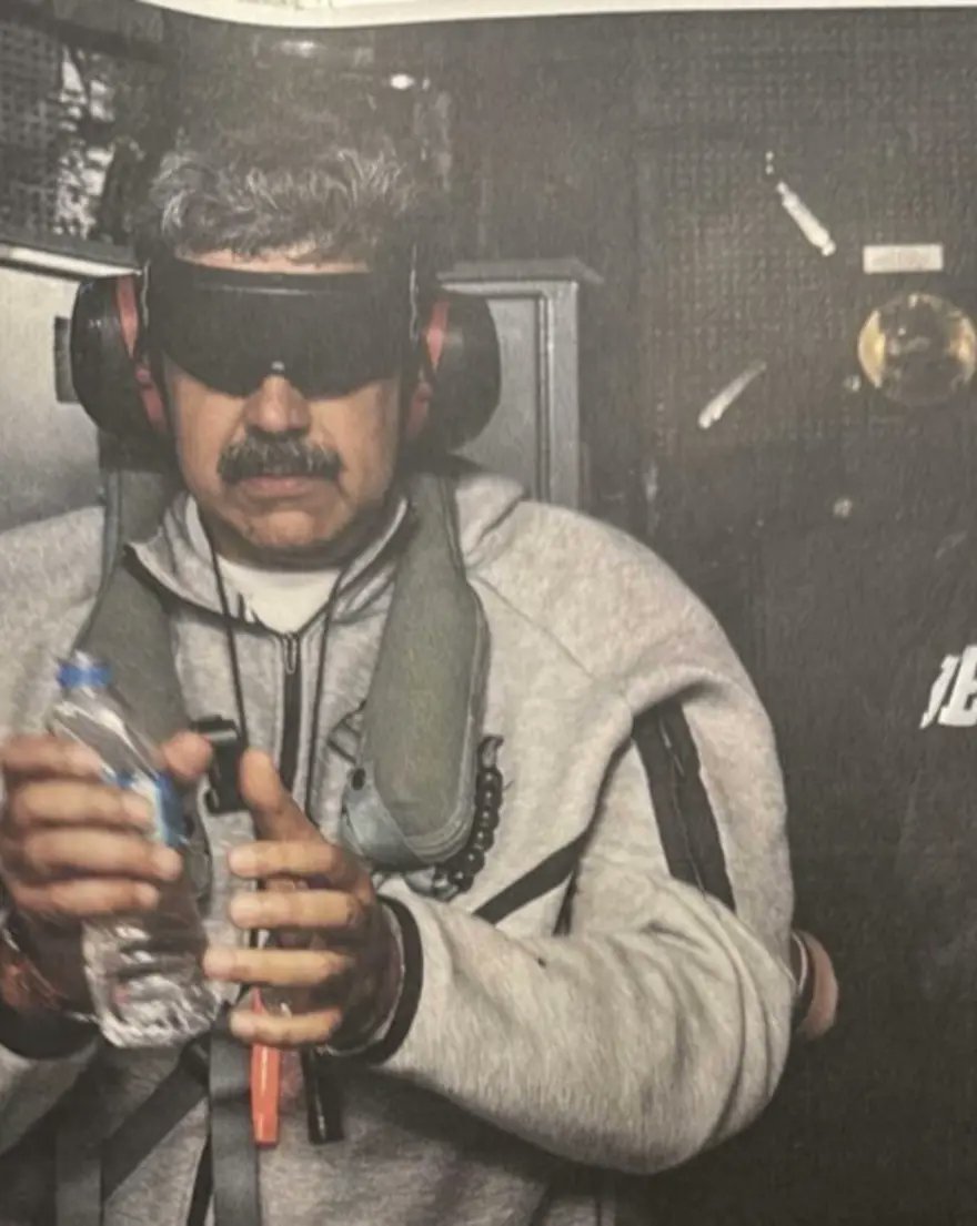 Kaynak petrol, gerekçe demokrasi, sonuç işgal.

Venezuela, 303 milyar varillik rezerviyle dünyanın en büyük petrol kaynaklarına sahip.

Bugün ABD, bu ülkenin devlet başkanını kaçırdı ve petrolüne el koydu. Meclis binasını, Savunma Bakanı’nın evini ve Cumhurbaşkanlığı’nı vurdu.