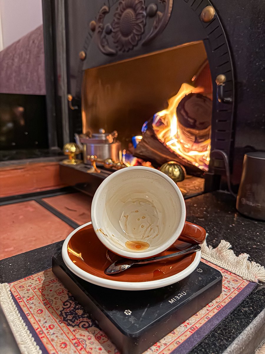 « شرب قهوته وأبقى على ربعها الأخير 
 يخاف يخسرها مثل باقي — خساراته ». 

- سعد علوش.