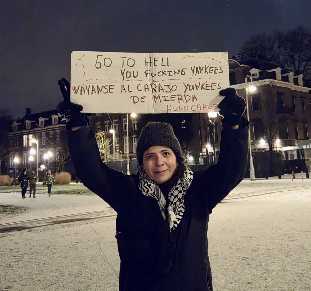 “Váyanse al carajo, yanquis de mierda!”Hugo Chávez ✊🏾
América Latina libre y soberana.  Basta da imperialismo colonial. 
Vivan los pueblos de Abya Yala. ✊🏾
Frente al Consulado de los Estados Unidos en Ámsterdam. 3 de enero de 2026