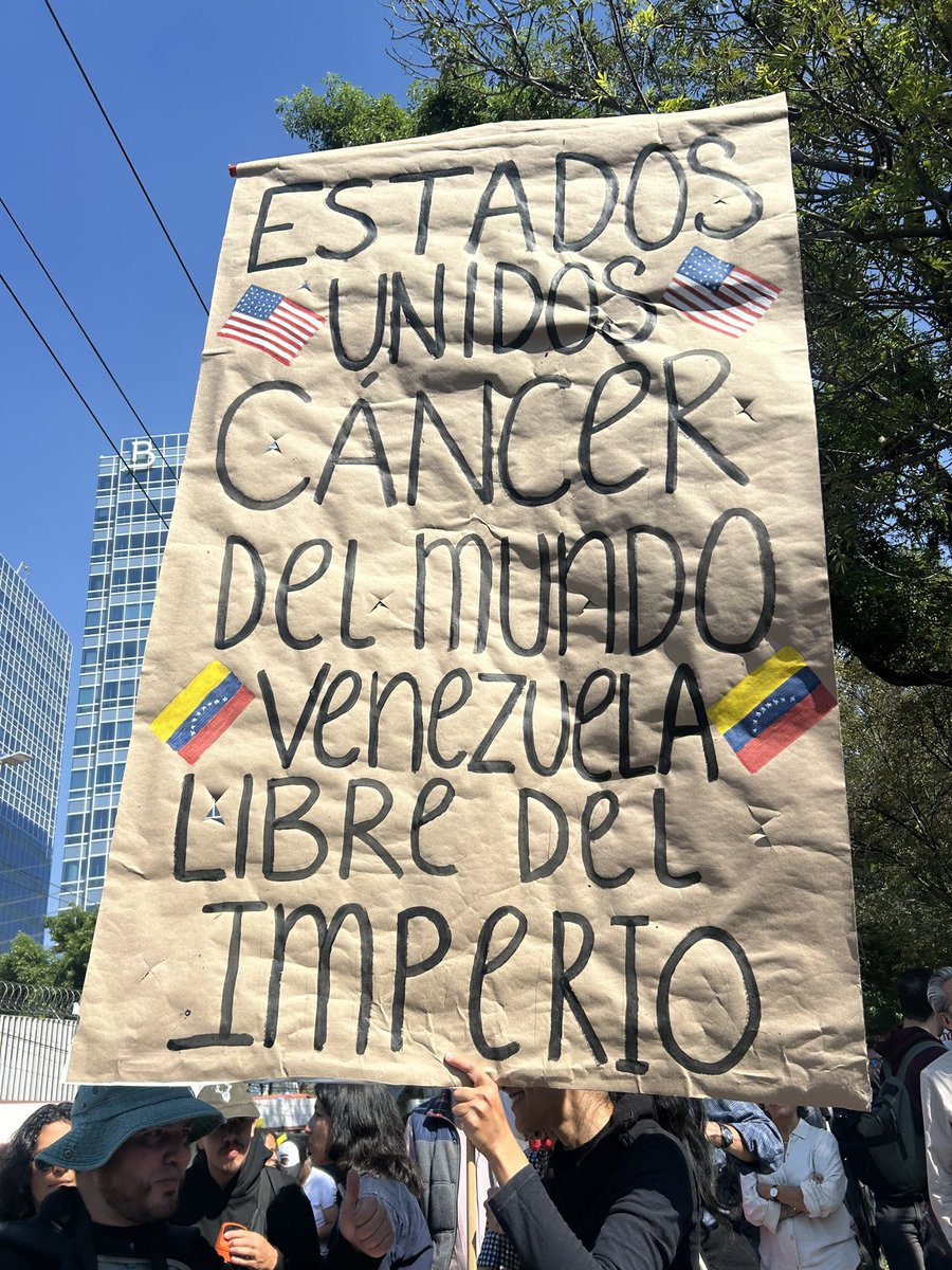 tesiture's tweet photo. ¡No pasarán!
los venceremos, amor no pasaran
si manaña que irrumpa el nuevo día
con su fiesta de pajaros y niños
aunque no estemos juntos, te lo juro,
¡No! ¡No pasarán!

Viva Venezuela libre! 
🇻🇪🇻🇪🇻🇪🇻🇪🇻🇪🇻🇪🇻🇪🇻🇪 https://t.co/ifUMWZu2GM