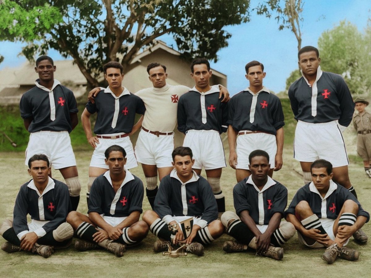 ColoriFutebol's tweet photo. Os famosos camisas negras, imagem restaurada e colorida por mim, ajude meu Trabalho retuitando e principalmente me seguindo https://t.co/ZDzj3u3nMA
