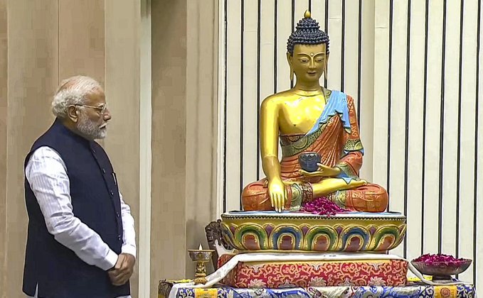 one987_'s tweet image. Indian prime minister @narendramodi turn himself to Buddhas feet;

Right after understanding;

why Trumph is bom(b)ing Venezuela.

Bro think stealing elections , attacking chur(hes , mu$lim Buddhist and other minority can turn him next maduro