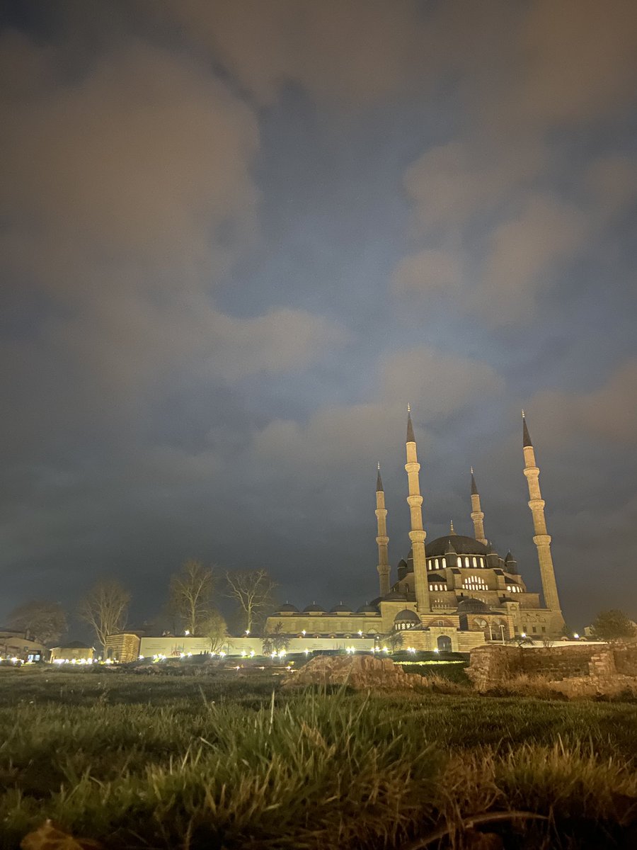 yanından geçerken içim yavaşlıyor.. 

📍selimiye