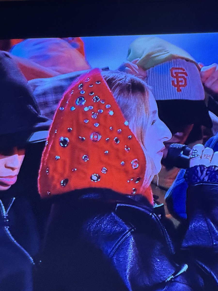 e2elisa's tweet photo. Pitié qui a la réf de la cagoule d’Helena?? Elle est dingue #StarAcademy https://t.co/X1lPgAuY4o