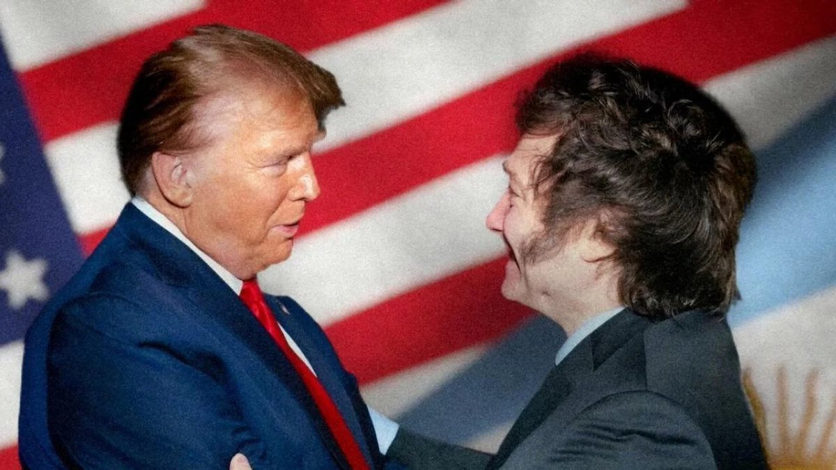 Trump hoy: "La Doctrina Monroe es algo importante, la superamos por un montón. Bajo nuestra administración vamos a restablecer el poder de Estados Unidos en la región".
A este tipo le besa la mano -y le lame el culo- Milei (y varios mas por los comentarios que se leyeron hoy).