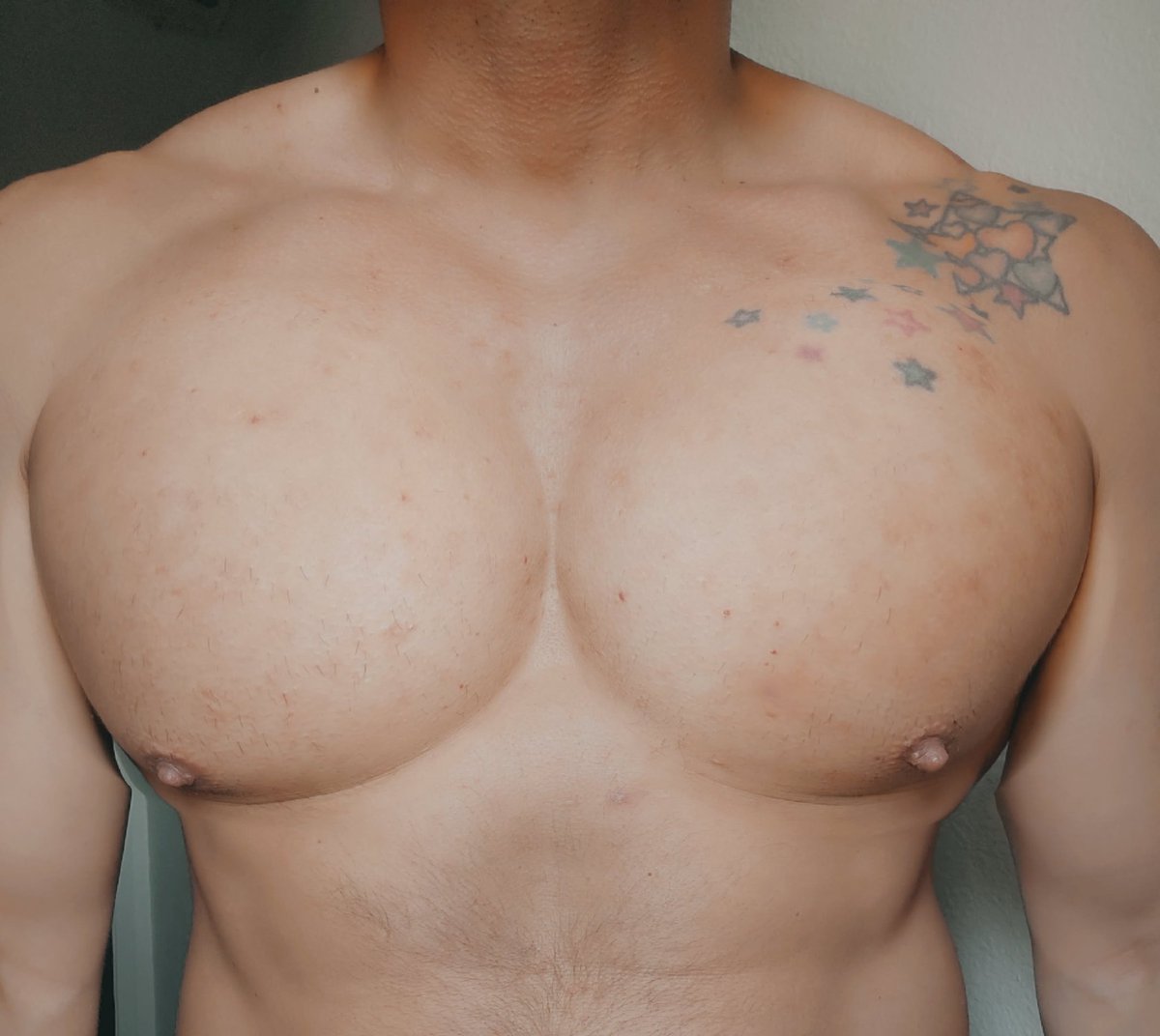neonroseff's tweet photo. Chest Day #gymbros #brosbeforehos https://t.co/EOYSQVfDpA